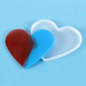 Stampo in silicone a forma di cuore con sottobicchiere in resina rossa e blu