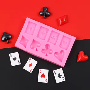 Detailansicht der Silikonform für Spielkartenmotive mit fertigen Beispielen auf Rot-Schwarz