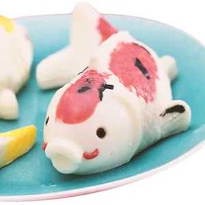 Vue macro d'un gâteau carpe koï réalisé avec un moule à pâtisserie en silicone.