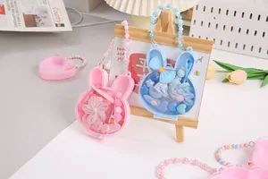 Nahaufnahme süßer Kaninchen-Geschenkboxen mit verschiedenen bunten Haaraccessoires