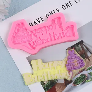 Detailansicht der Happy Birthday Silikon-Kuchenform und der fertigen Fondant-Dekoration