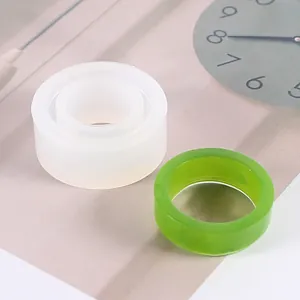 Vue détaillée d'un moule à bague en silicone avec une bague en résine verte pour DIY