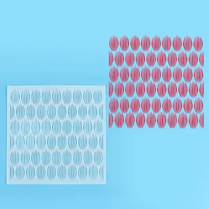 Pochoir géométrique pour gâteaux avec gabarit creux et effet de pulvérisation rouge