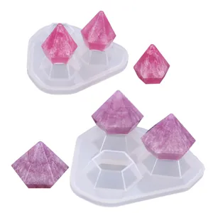 Vista detallada de moldes de silicona de diamantes DIY con colgantes de resina fina