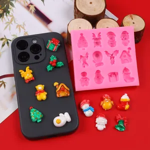Detailansicht der DIY Weihnachts-Silikonform mit fertigen Harzanhängern auf Handyhülle