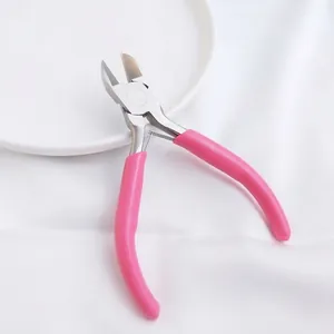 Close-up van professionele roze zijsnijtang voor het maken van sieraden en DIY-handwerk