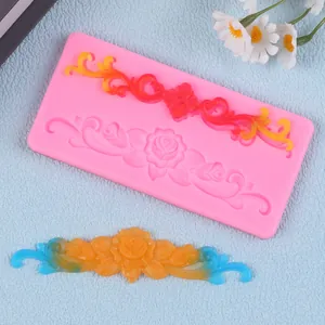 Gedetailleerd aanzicht van Europees bloemenroospatroon op roze siliconen fondantvorm