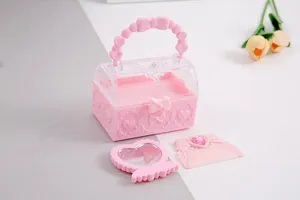 Detail eines rosa Schatztruhen-Sets mit Herzspiegel und Kamm für Mädchen-Aufbewahrung
