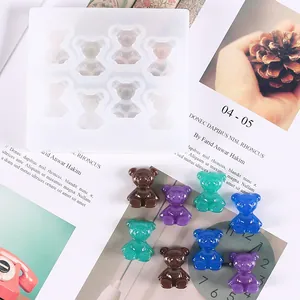 Gedetailleerd beeld van mini beer siliconen mal en gekleurde glitterhars beren voor DIY