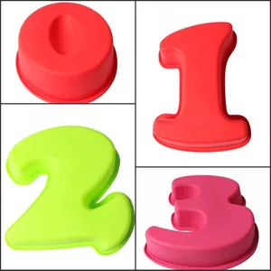 Vista dettagliata di stampi in silicone a forma di numeri colorati per torte 3D