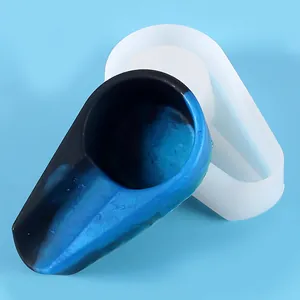 Detaillierte Makroansicht einer birnenförmigen Silikonform mit einem blauen Harz-Aschenbecher