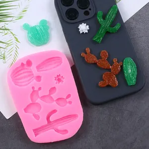 Detailopname van de siliconen cactusvorm en DIY vetplant bedeltjes van hars