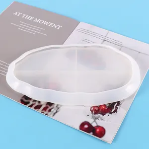 Detailansicht einer großen unregelmäßigen ovalen Silikonform für DIY-Epoxidharz-Bastelprojekte