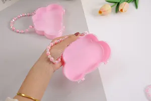 Detailansicht der rosa wolkenförmigen Geschenkbox mit elegantem Perlenperlengriff