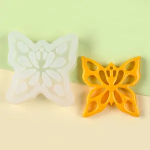 Gros plan d'un moule en silicone papillon avec un papillon en résine jaune fini