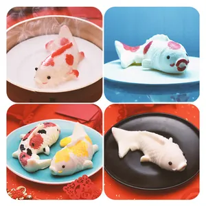 Détail de desserts réalistes en forme de carpe koi 3D faits avec des moules en silicone