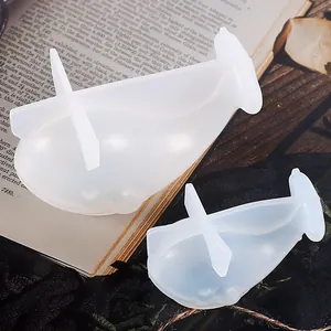 Nahaufnahme von zwei 3D-Wal-Silikonformen in verschiedenen Größen für DIY-Kunstharz-Bastelprojekte
