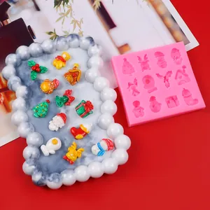Detail der rosa Weihnachts-Silikonform mit fertigen bunten Harzanhängern für Feste