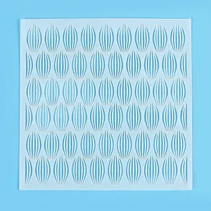 Vue détaillée du motif géométrique de pétales sur le pochoir à gâteau creux