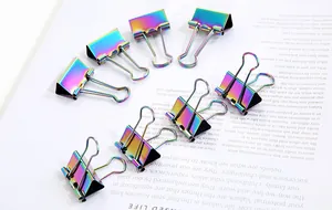 Nahaufnahme von schillernden Regenbogen-Binderclips aus Metall für Bürobedarf.