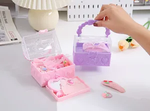 Detailansicht der verzierten rosa und lila Schmuckschatullen mit Spiegelset