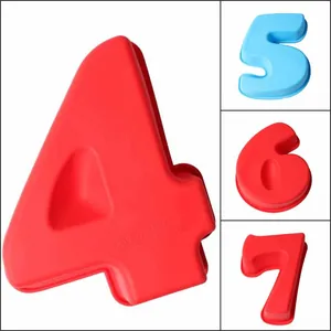Dettaglio degli stampi in silicone 3D con numeri da 4 a 7 per torte e cioccolato