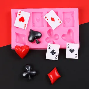 Detailansicht der Silikonform mit Poker-Motiven und fertigen Harz-Elementen.