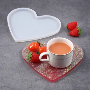 Stampo in silicone a cuore per sottobicchieri in resina con prodotto finito glitterato