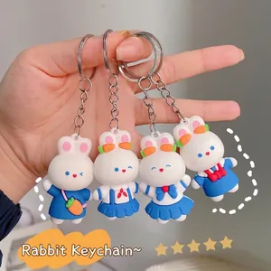 Set van 4 schattige cartoon konijn sleutelhangers met blauwe outfits en wortelaccenten voor tas
