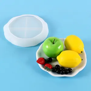 Unregelmäßige runde Silikonform für DIY-Harz-Handwerk neben einer fertigen Obstschale