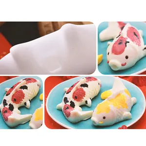Vue détaillée du moule en silicone carpe koï pour la pâtisserie avec desserts poissons