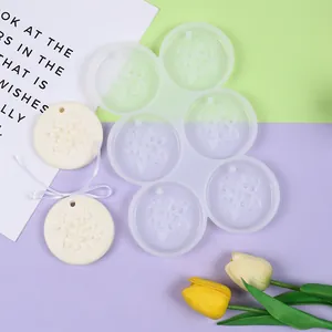 Dettaglio dello stampo in silicone con rilievo floreale per ciondoli profumati DIY.