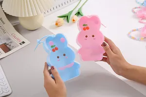 Nahaufnahme niedlicher Hasen-Geschenkboxen in Rosa und Blau mit Kirschdruck-Detail