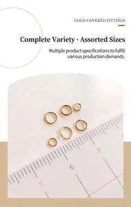 Gros plan d'anneaux de jonction en or 14K de tailles variées pour bijoux DIY