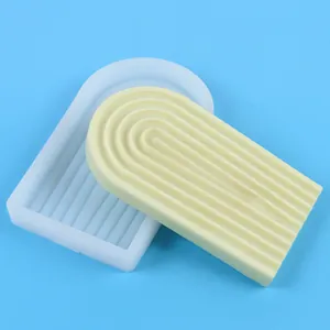 Vue détaillée d'un moule en silicone en forme d'arche avec texture rayée pour le bricolage