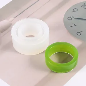 Vue détaillée d'un moule en silicone pour bague avec échantillon en résine verte