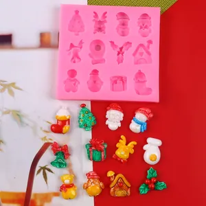 Detailansicht der Silikonform für Weihnachten mit fertigen bunten Harzfiguren