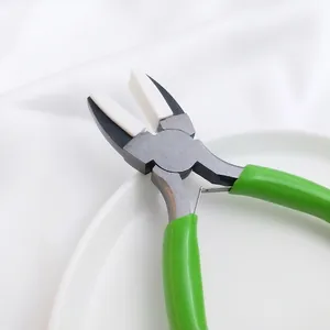 Detail van nylon bektang voor krasvrij wikkelen van sieradendraad voor handwerk