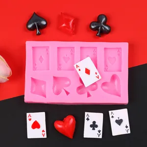 Detailansicht der rosa Silikonform für Spielkarten mit fertigen Harz-Kunstwerken