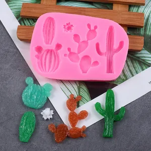 Detailweergave van roze siliconen cactusvorm met kleurrijke was succulentvormen