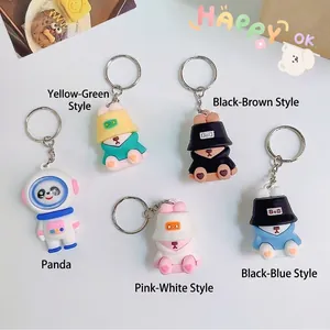 Set van 5 schattige siliconen cartoon beer sleutelhangers met hoodie en panda astronaut.