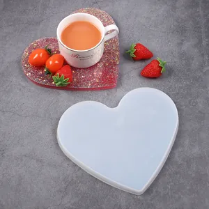Vista dettagliata dello stampo in silicone a cuore per sottobicchieri in resina
