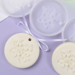 Primo piano dello stampo in silicone a fiori e pendenti in pietra per aromi finiti