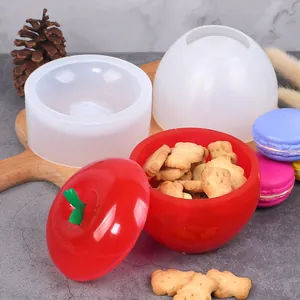 Vista dettagliata dello stampo in silicone a forma di mela e contenitore rosso
