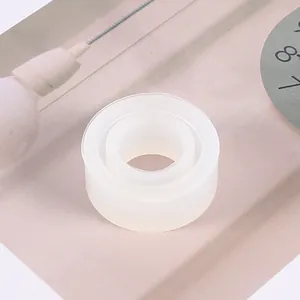 Gros plan d'un moule en silicone rond translucide pour la création de bagues en résine