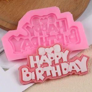 Makro-Detail einer Happy Birthday Silikonform und des fertigen Schokoladenstücks.