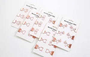 Detailansicht kreativer roségoldener Briefklemmen in verschiedenen Tier- und Herzformen