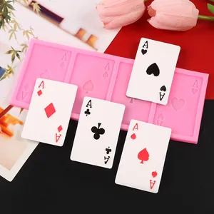 Detaillierte Ansicht der pinken Silikonform für Pokerkarten zur DIY-Kuchendekoration