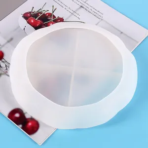 Nahaufnahme einer unregelmäßigen Silikonform für DIY-Harzschalen und Untersetzer.