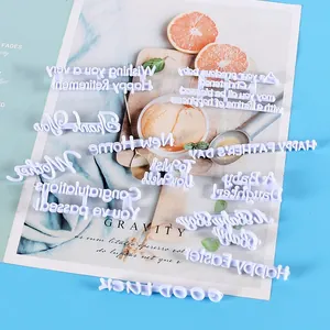 Detailweergave van witte koekjesvormpjes met diverse Engelse begroetingen